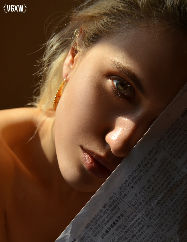 VGXW Magazine Photography Editorial: It's Gold by Vitalia Baranukova and Sebastian Palacios | via Virtuogenix.Online