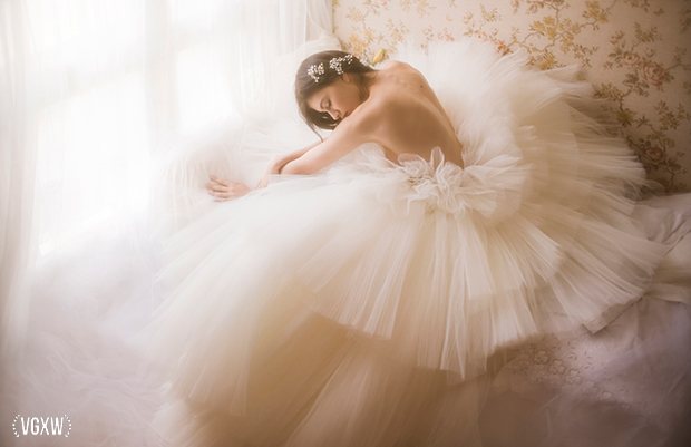 VGXW Magazine Fashion Photography Editorial: In Bloom by Vivienne Mok | via Virtuogenix.Online