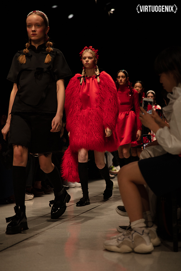 Shushu/Tong FW 2019-20 - Amazon Fashion Week Tokyo - Photographed by Miu Vermillion | via Virtuogenix.Online