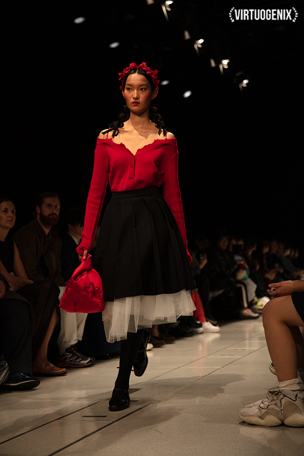 Shushu/Tong FW 2019-20 - Amazon Fashion Week Tokyo - Photographed by Miu Vermillion | via Virtuogenix.Online