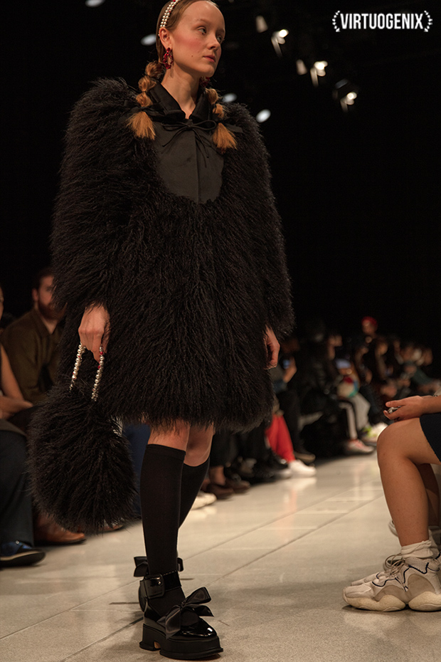 Shushu/Tong FW 2019-20 - Amazon Fashion Week Tokyo - Photographed by Miu Vermillion | via Virtuogenix.Online