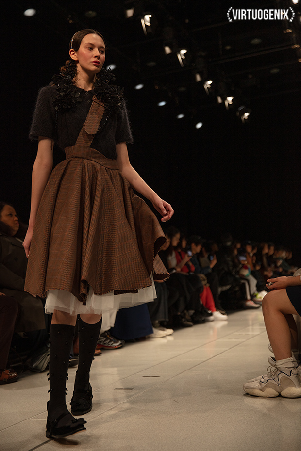 Shushu/Tong FW 2019-20 - Amazon Fashion Week Tokyo - Photographed by Miu Vermillion | via Virtuogenix.Online