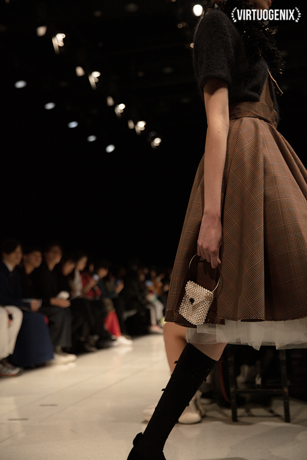 Shushu/Tong FW 2019-20 - Amazon Fashion Week Tokyo - Photographed by Miu Vermillion | via Virtuogenix.Online