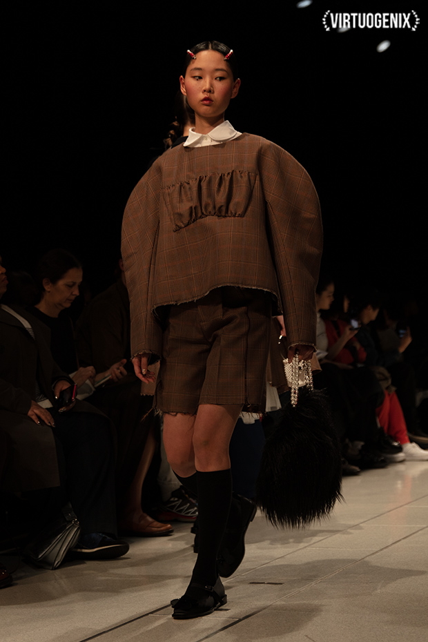 Shushu/Tong FW 2019-20 - Amazon Fashion Week Tokyo - Photographed by Miu Vermillion | via Virtuogenix.Online