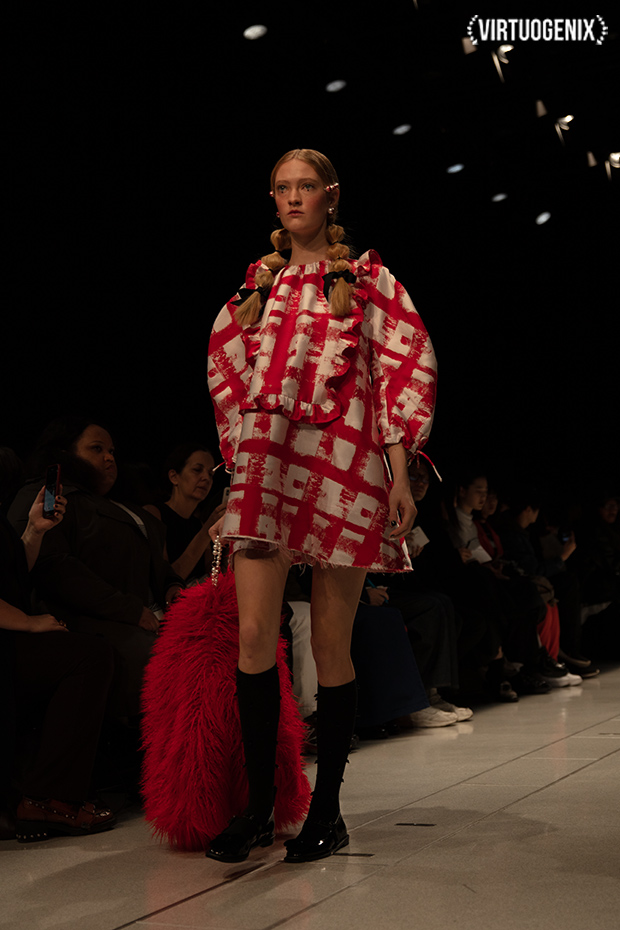 Shushu/Tong FW 2019-20 - Amazon Fashion Week Tokyo - Photographed by Miu Vermillion | via Virtuogenix.Online