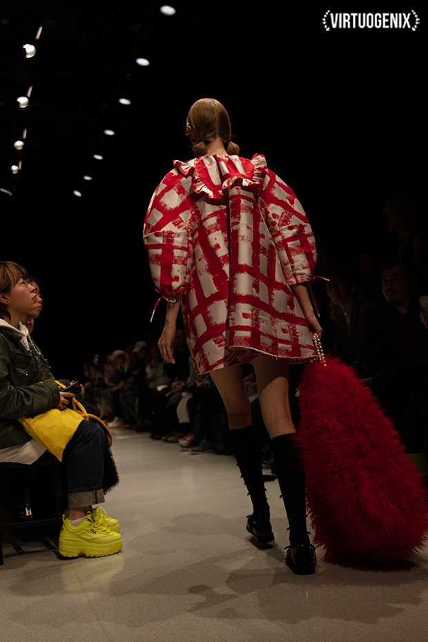 Shushu/Tong FW 2019-20 - Amazon Fashion Week Tokyo - Photographed by Miu Vermillion | via Virtuogenix.Online