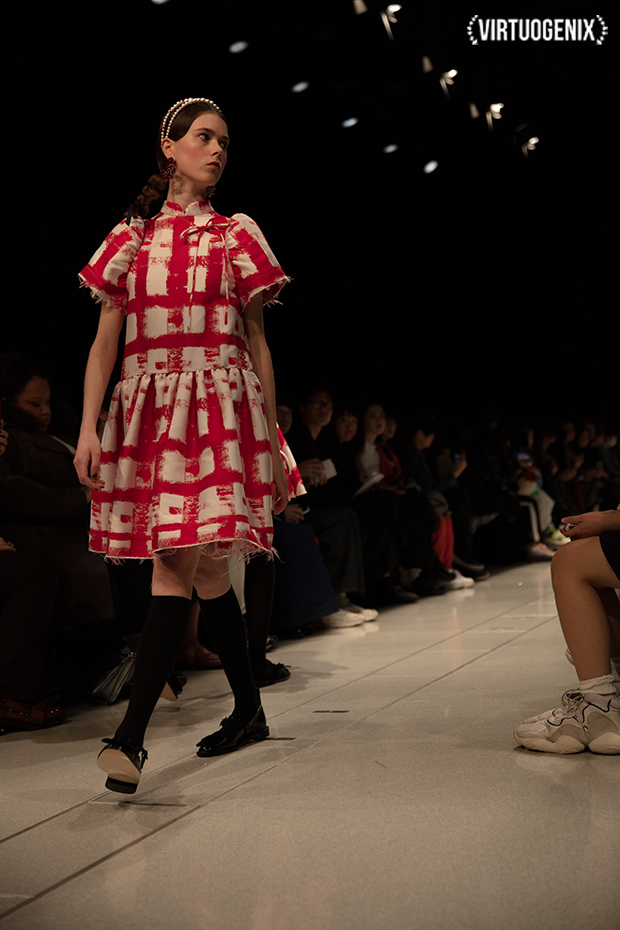 Shushu/Tong FW 2019-20 - Amazon Fashion Week Tokyo - Photographed by Miu Vermillion | via Virtuogenix.Online