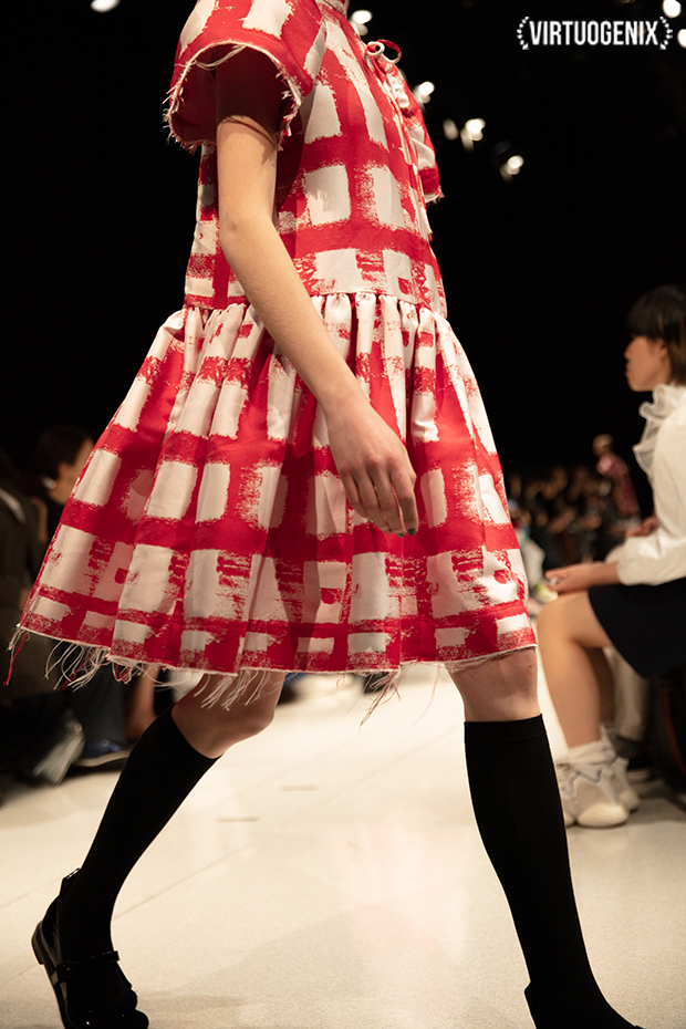 Shushu/Tong FW 2019-20 - Amazon Fashion Week Tokyo - Photographed by Miu Vermillion | via Virtuogenix.Online