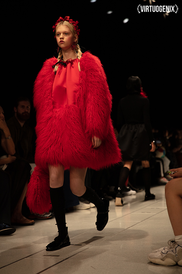 Shushu/Tong FW 2019-20 - Amazon Fashion Week Tokyo - Photographed by Miu Vermillion | via Virtuogenix.Online