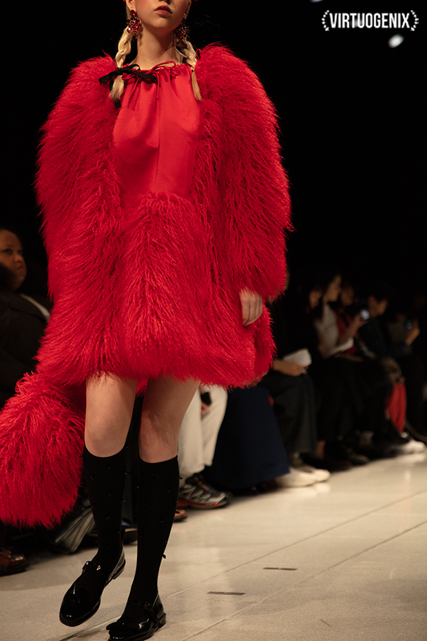 Shushu/Tong FW 2019-20 - Amazon Fashion Week Tokyo - Photographed by Miu Vermillion | via Virtuogenix.Online