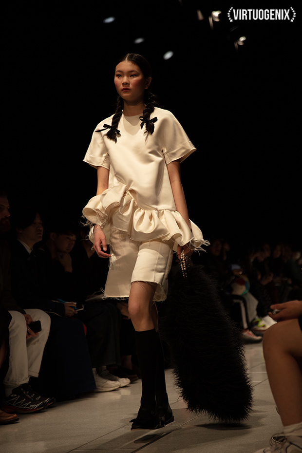 Shushu/Tong FW 2019-20 - Amazon Fashion Week Tokyo - Photographed by Miu Vermillion | via Virtuogenix.Online