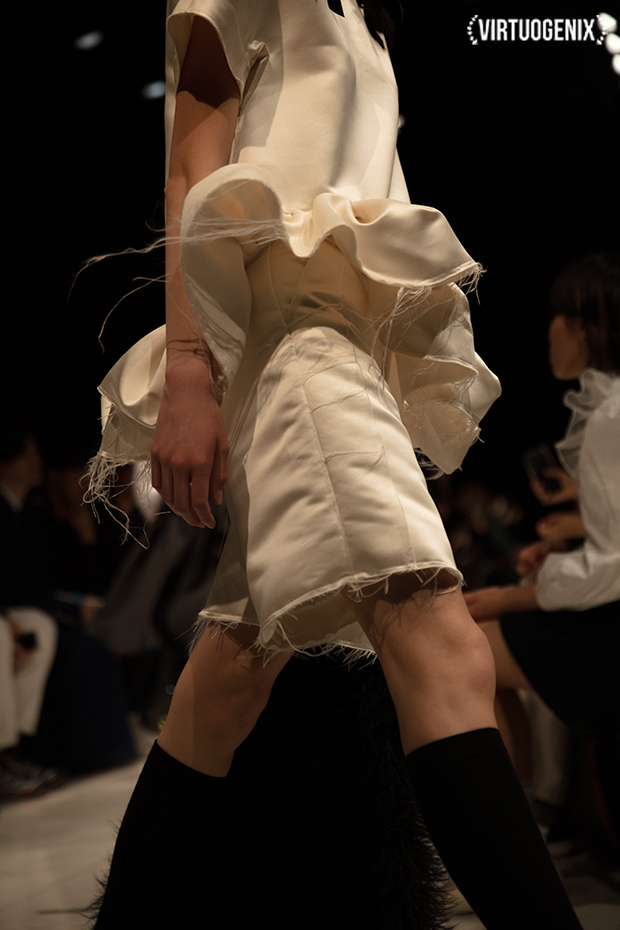 Shushu/Tong FW 2019-20 - Amazon Fashion Week Tokyo - Photographed by Miu Vermillion | via Virtuogenix.Online