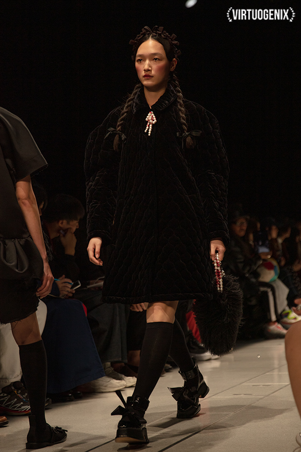 Shushu/Tong FW 2019-20 - Amazon Fashion Week Tokyo - Photographed by Miu Vermillion | via Virtuogenix.Online