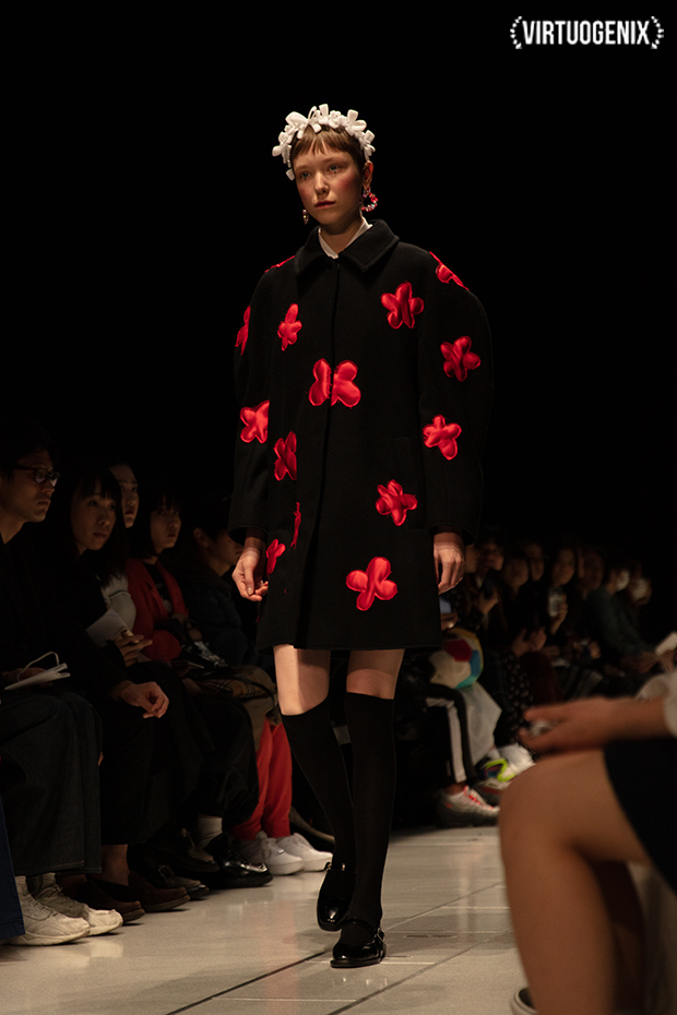 Shushu/Tong FW 2019-20 - Amazon Fashion Week Tokyo - Photographed by Miu Vermillion | via Virtuogenix.Online