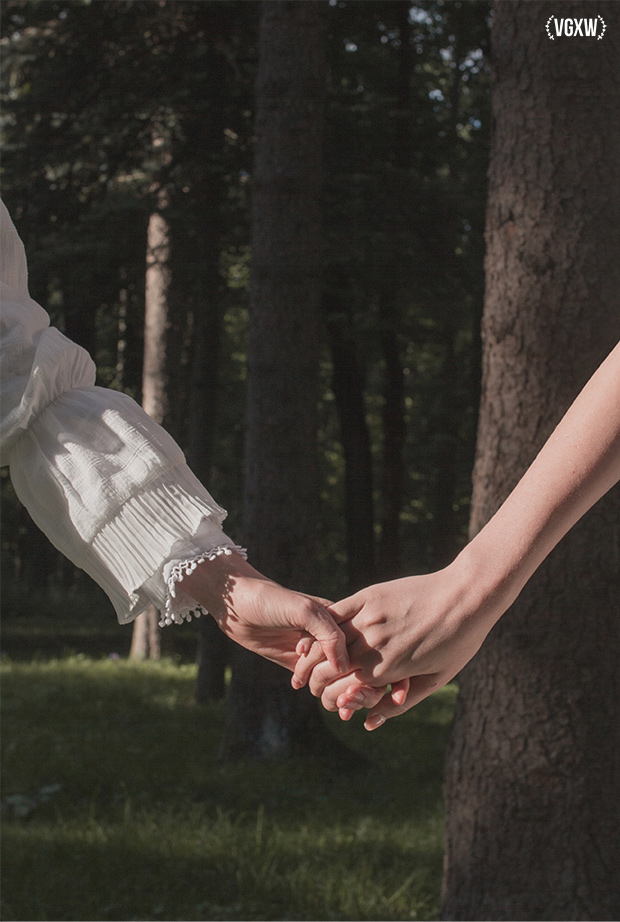VGXW Magazine : Picnic at Hanging Rock |via Virtuogenix.Online - Fine Art Photography + Style Editorial